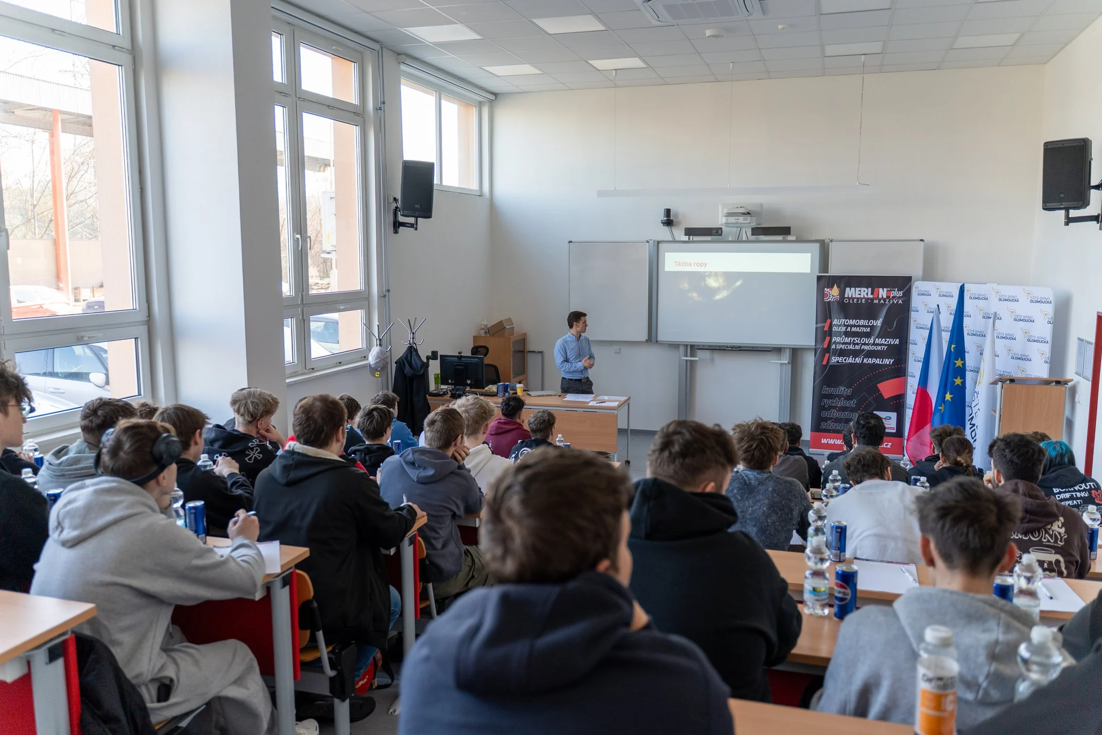 Pohled přes studenty na výuku Tribotechnik Junior
